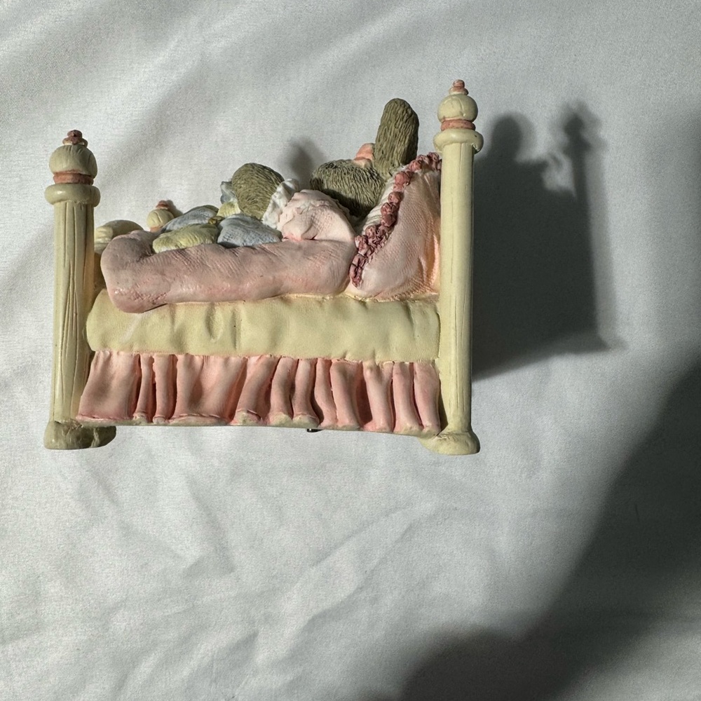 FIGI Snuggle Buddies “Tucked In Bed” Figurine Music Box – 1990s - Picture 7 of 11